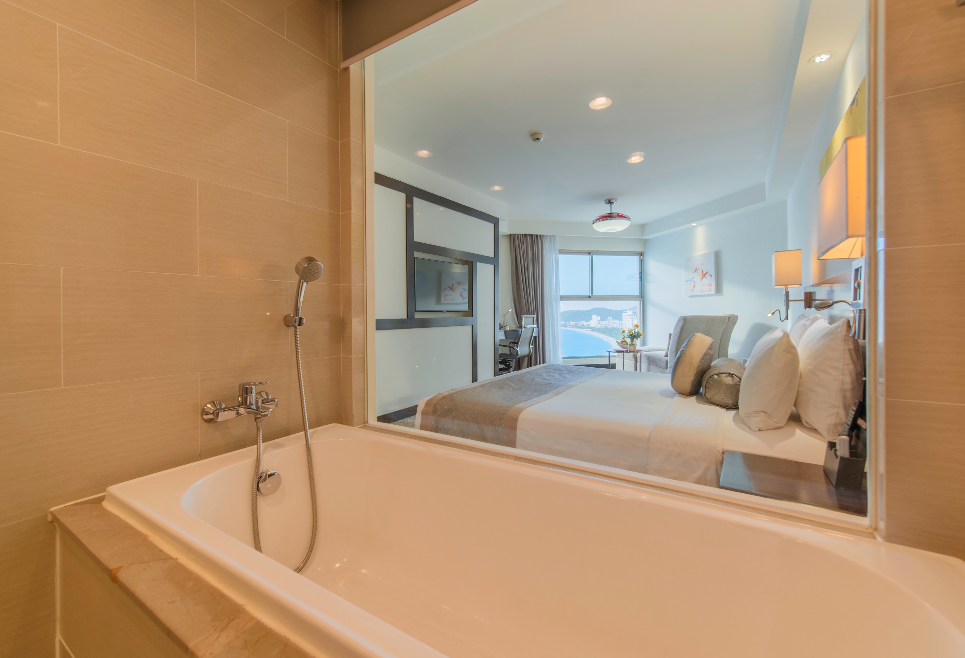 DELUXE QUEEN OCEAN VIEW